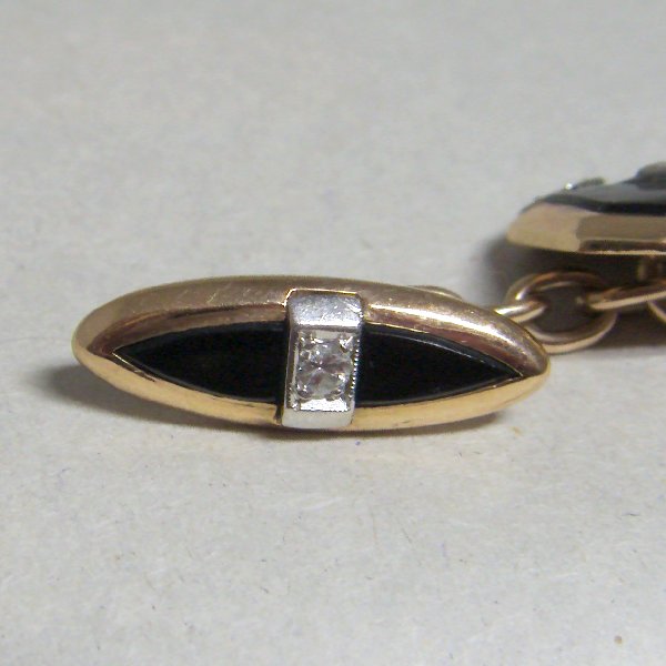 (c1303)Golden cufflinks with brilliants and onyx.